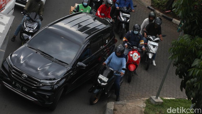 Belum Kelar-kelar, Galian Jl TB Simatupang Bikin Macet