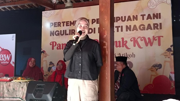 Istri capres nomor urut 3 Ganjar Pranowo, Siti Atikoh, menemui Kelompok Wanita Tani (KWT) di Kulon Progo, Daerah Istimewa Yogyakarta (DIY), Rabu (6/12/2023). Atikoh memandang sektor pertanian menjadi kunci mewujudkan bangsa berdaulat pangan.