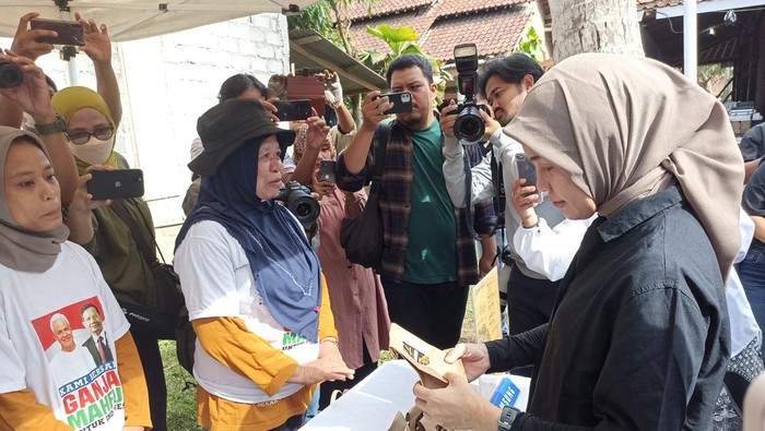 Istri capres nomor urut 3 Ganjar Pranowo, Siti Atikoh, menemui Kelompok Wanita Tani (KWT) di Kulon Progo, Daerah Istimewa Yogyakarta (DIY), Rabu (6/12/2023). Atikoh memandang sektor pertanian menjadi kunci mewujudkan bangsa berdaulat pangan.
