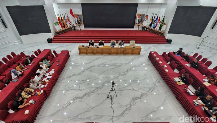 KPU gelar rapat bersama timses pasangan capres-cawapres Pilpres 2024. Rapat itu akan membahas soal format hingga panelis debat capres-cawapres.