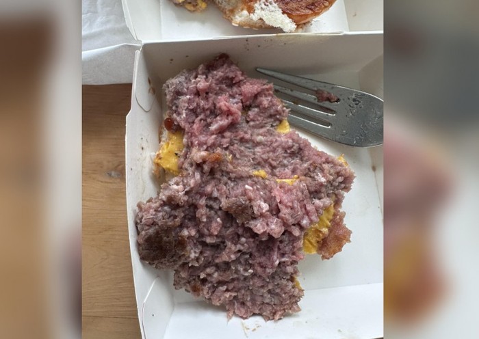 Bikin Mual, Wanita Ini Temukan Daging Burgernya Masih Mentah dan Merah