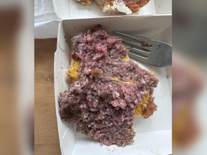 Bikin Mual, Wanita Ini Temukan Daging Burgernya Masih Mentah dan Merah
