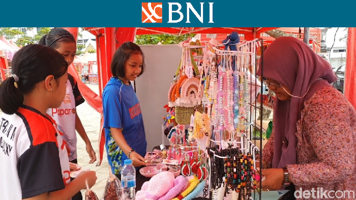 Puluhan pelaku UMKM ambil bagian saat ajang bulutangkis BNI Sirkuit Nasional B Riau, Kota Pekanbaru. Bahkan kuliner hingga kerajinan khas Riau menjadi produk yang banyak diburu.