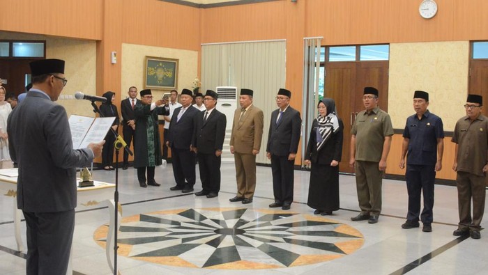 Bupati Bogor Iwan Setiawan melantik 3 kepala dinas di Pemkab Bogor (dok Pemkab Bogor).