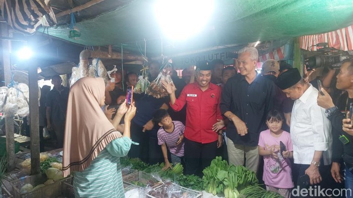 Calon presiden nomor urut 3 Ganjar Pranowo mengunjungi Pasar Loa Kulu, Kutai Kartanegara (Kukar). (Ondang/detikcom).