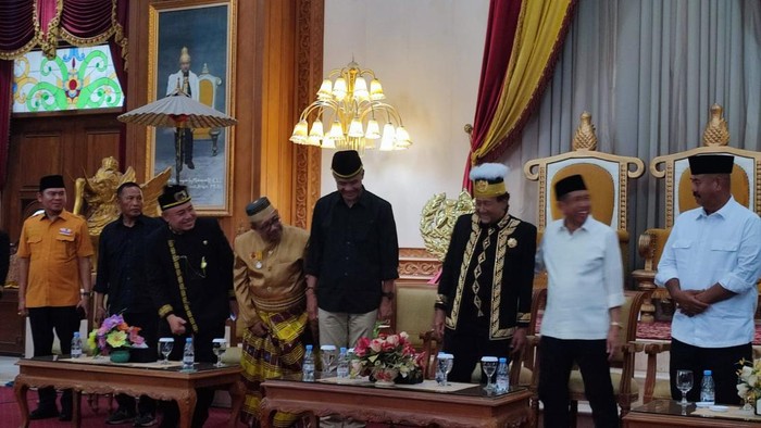 Capres 2024 nomor urut 3, Ganjar Pranowo, di Kesultanan Kutai Kartanegara di Kalimantan Timur, Rabu (6/12/2023).