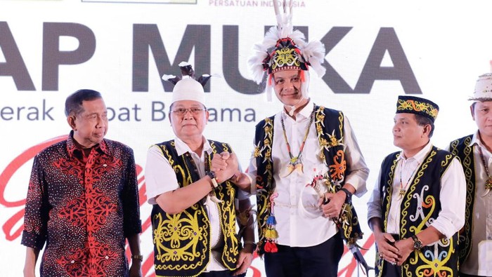 Capres nomor urut 3, Ganjar Pranowo diangkat sebagai warga kehormatan Adat Dayak Kenyah, Kalimantan Timur.
