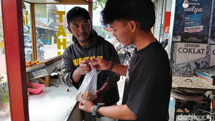 Cecep, teman Tuli penjual tahu Sumedang di Garut.