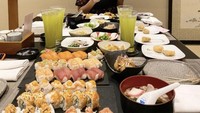Momen kuliner Cleopatra ini juga tak kalah mencuri perhatian. Cleop menikmati sushi dengan berbagai jenis. Foto: Instagram @ratucleopatra20