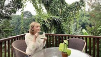 Terakhir ada keseruan Cleopatra saat menikmati secangkir kopi. Suasananya asri karena banyak pepohonan hijau. Foto: Instagram @ratucleopatra20