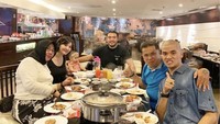 Selain dengan suaminya, Cleo juga pernah mengajak keluarga besarnya untuk makan di restoran seperti pada momen ini. Foto: Instagram @ratucleopatra20