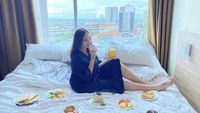 Kalau yang satu ini adalah momen Cleopatra saat menikmati berbagai hidangan di hotel. Mulai dari roti, kue, hingga buah-buahan. Foto: Instagram @ratucleopatra20