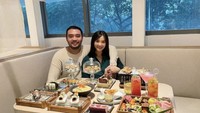 Seperti momen berdua bersama suami ini. Cleo dan sang suami, Panji Pradhana asyik menikmati aneka dessert dengan berbagai varian. Foto: Instagram @ratucleopatra20