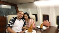 Tak kalah romantis, momen kuliner Cleo dan Panji ini mencuri perhatian. Mereka mengunjungi restoran berkonsep pesawat. Foto: Instagram @ratucleopatra20