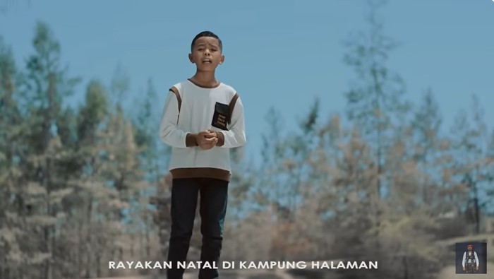 Dhivo Dolat menyanyikan lagu Natal di Rantau.