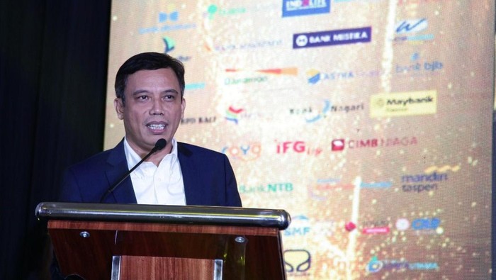 Direktur Utama Bank BTN Nixon LP Napitulu menerima penghargaan Bankers of The Year 2023 dari Mantan Gubernur Bank Indonesia Agus Martowardojo pada ajang Infobank 100 CEO & The Next Leaders Forum di Jakarta, Selasa (5/12). Nixon LP Napitupulu dalan ajang tersebut mendapatkan dua penghargaan yakni  Bankers of The Year 2023 dan Top 100 CEO 2023 atas kiprahnya di industri perbankan Indonesia dan berkontribusi kepada perekonomian nasional.