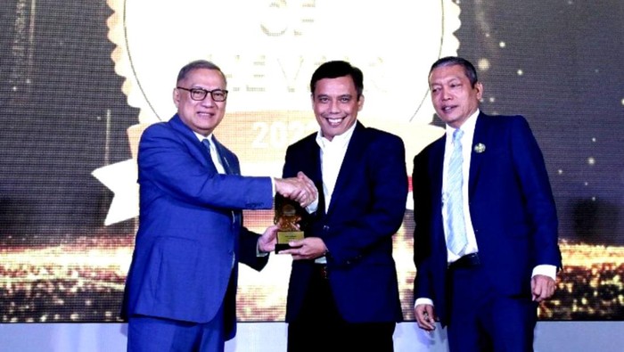 Direktur Utama Bank BTN Nixon LP Napitulu menerima penghargaan Bankers of The Year 2023 dari Mantan Gubernur Bank Indonesia Agus Martowardojo pada ajang Infobank 100 CEO & The Next Leaders Forum di Jakarta, Selasa (5/12). Nixon LP Napitupulu dalan ajang tersebut mendapatkan dua penghargaan yakni  Bankers of The Year 2023 dan Top 100 CEO 2023 atas kiprahnya di industri perbankan Indonesia dan berkontribusi kepada perekonomian nasional.