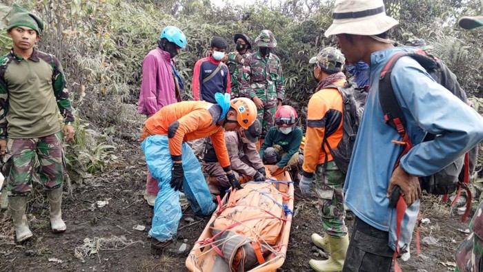Tim SAR gabungan evakuasi korban pendaki Gunung Marapi