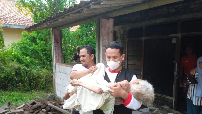 Evakuasi perempuan lansia di Kabupaten Indramayu oleh tim dokmaru