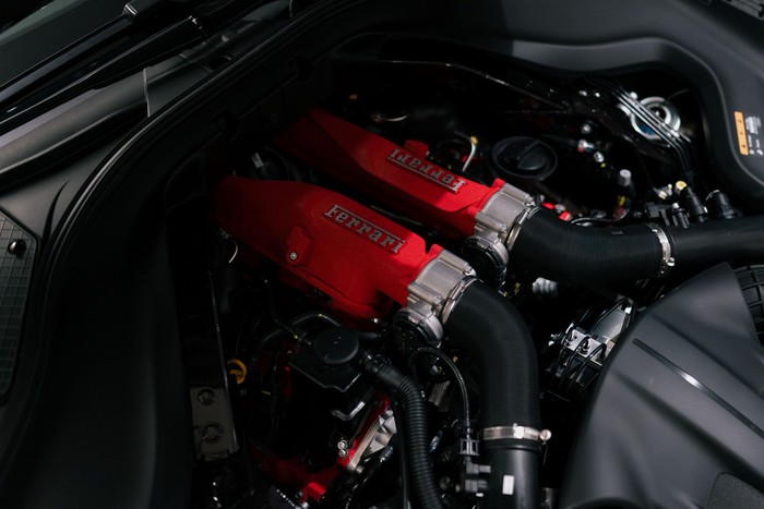 Ferrari Roma Spider meluncur di Indonesia.
