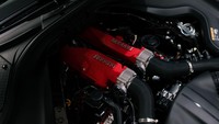 Ferrari Roma Spider menggunakan mesin V8 Turbo dengan kapasitas 3.855cc yang mampu memuntahakan tenaga 612 dk dan torsi 760 Nm. Kendaraan itu juga dilengkapi Variable Boost Management yang merupakan kontrol perangkat lunak untuk menyesuaikan pengiriman torsi agar sesuai dengan gigi yang dipilih. Foto: Doc. PT Eurokars Prima Utama (EPU).