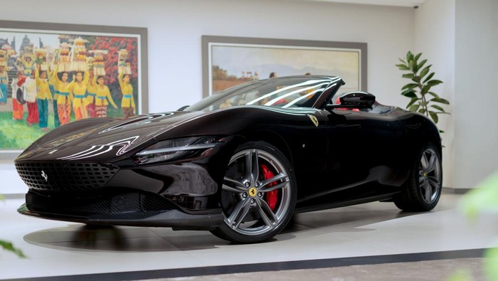 Ferrari Roma Spider meluncur di Indonesia.