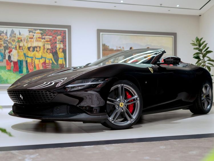Tampang Ferrari Roma Spider, Mobil Soft Top Buas yang Baru Meluncur di RI