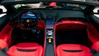 Meski menggunakan atap soft top, namun aerodinamika Roma Spider sama seperti Roma regular dengan atap hard top. Bahkan, downforce-nya bisa diatur dalam tiga tingkatan, yakni rendah, sedang dan tinggi. Pengaturan tersebut bisa disesuaikan dari kecepatan laju kendaraan. Foto: Doc. PT Eurokars Prima Utama (EPU).