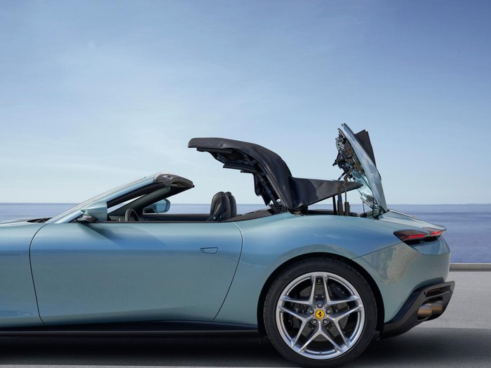 Ferrari Roma Spider. Ferrari Roma Spider.