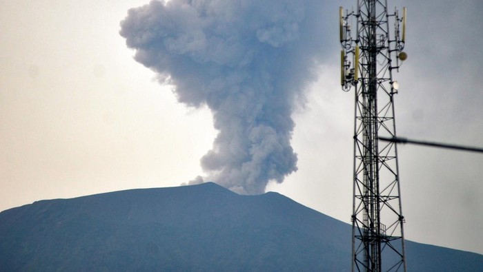 Foto-foto Terkini Gunung Marapi yang Masih Erupsi Gunung Marapi mengeluarkan abu vulkanik terlihat dari Panyalaian, Tanah Datar, Sumatera Barat, Rabu (6/12/2023). Gunung Marapi masih terus erupsi dan mengakibatkan hujan abu vulkanik di kawasan Padang Panjang, Agam, Bukittinggi, dan Tanah Datar. ANTARA FOTO/Iggoy el Fitra/rwa.