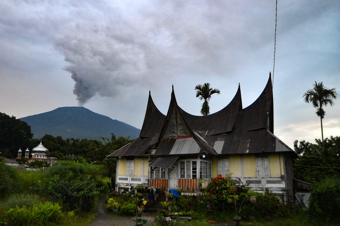 Gunung Marapi mengeluarkan abu vulkanik terlihat dari Panyalaian, Tanah Datar, Sumatera Barat, Rabu (6/12/2023). Gunung Marapi masih terus erupsi dan mengakibatkan hujan abu vulkanik di kawasan Padang Panjang, Agam, Bukittinggi, dan Tanah Datar.  ANTARA FOTO/Iggoy el Fitra/rwa.