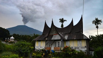 Foto-foto Terkini Gunung Marapi yang Masih Erupsi