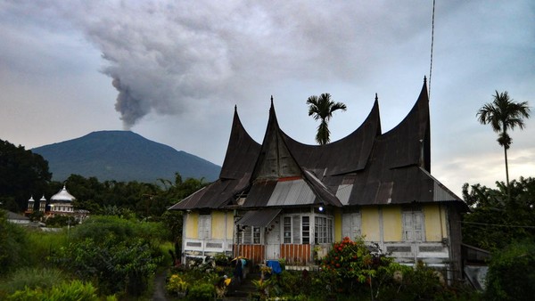 Foto-foto Terkini Gunung Marapi yang Masih Erupsi