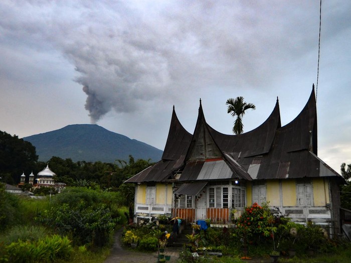 Gunung Marapi mengeluarkan abu vulkanik terlihat dari Panyalaian, Tanah Datar, Sumatera Barat, Rabu (6/12/2023). Gunung Marapi masih terus erupsi dan mengakibatkan hujan abu vulkanik di kawasan Padang Panjang, Agam, Bukittinggi, dan Tanah Datar.  ANTARA FOTO/Iggoy el Fitra/rwa.