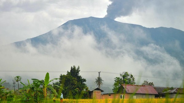 Gunung Marapi di Sumbar Kembali Erupsi, Asap Membubung Tinggi