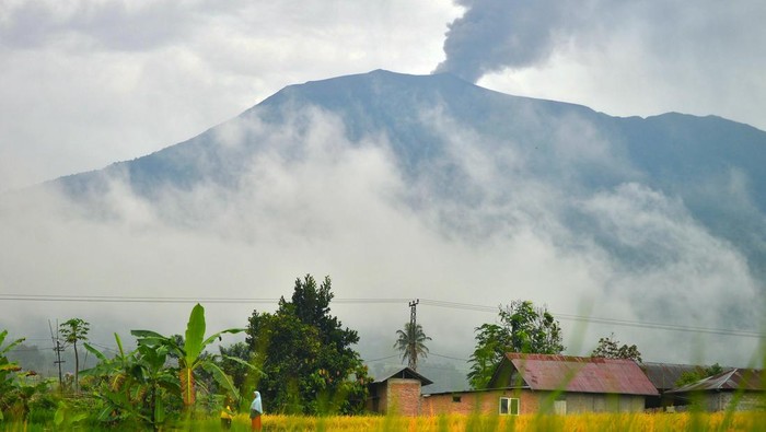 Gunung Marapi mengeluarkan abu vulkanik terlihat dari Panyalaian, Tanah Datar, Sumatera Barat, Rabu (6/12/2023). Gunung Marapi masih terus erupsi dan mengakibatkan hujan abu vulkanik di kawasan Padang Panjang, Agam, Bukittinggi, dan Tanah Datar.  ANTARA FOTO/Iggoy el Fitra/rwa.