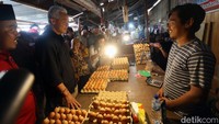 Ganjar tampak berbincang dengan pedagang telur.