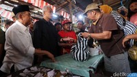 Dengan memakai kemeja hitam, Ganjar menghampiri sejumlah lapak pedagang.