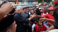 Saat tiba di Pasar Loa Kulu, Ganjar disambut meriah teriakan simpatisan.