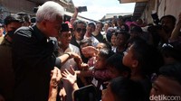Tampak anak-anak berebut salaman dengan Ganjar.