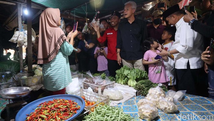 Ganjar Cek Harga di Pasar Loa Kulu Kutai Kartanegara Ganjar Pranowo mengunjungi Pasar Loa Kulu, Kutai Kartanegara (Kukar). Ganjar mengecek harga kebutuhan bahan pokok di pasar tersebut.