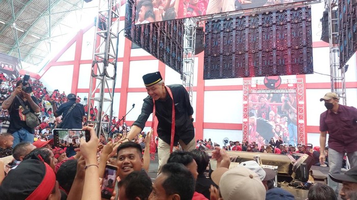 Capres nomor urut 3 Ganjar Pranowo berkampanye di Kutai Kartanegara, Kalimantan Timur (Kaltim). Ganjar menghadiri pertemuan dengan tim pemenangan daerah (TPD), caleg partai pengusung, hingga relawan.