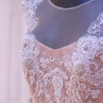 gaun atau baju pesta. gaun atau baju pesta.