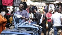 Para pengunjung pasar kebanyakan mencari pakaian bekas, mulai dari pakaian dalam yang terasa baru di tangan hingga sepatu. Para pengunjung pasar kebanyakan mencari pakaian bekas, mulai dari pakaian dalam yang terasa baru di tangan hingga sepatu.