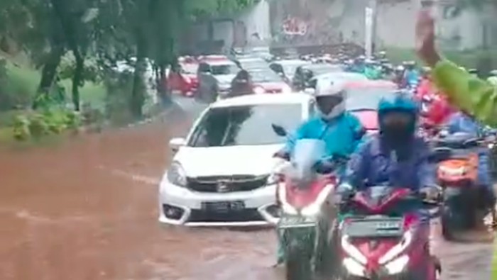 Hujan cukup deras mengguyur wilayah Depok, Jawa Barat (Jabar). Jalanan sempat tergenang air. (IG @lantasrestrodepok)