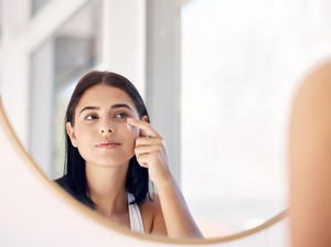 5 Cara Mengetahui Skincare Cocok atau Tidak pada Kulit, Uji Produk di Siku