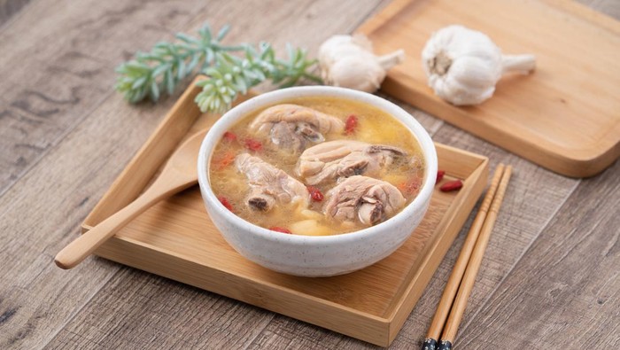 Bingung masak apa untuk buka puasa? Yuk, masak sup ayam rumahan yang praktis dan antiribet.