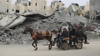 Sejak jeda pertempuran berakhir pada Jumat (1/12), Israel telah melanjutkan aksi pengeboman skala besar di Gaza, yang oleh penduduk Khan Younis digambarkan sebagai gelombang serangan terberat sejauh ini. AP/Hatem Ali  