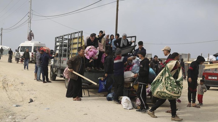 Palestinians fleeing the Israeli ground offensive arrive in Rafah, Gaza Strip, Tuesday, Dec. 5, 2023. (AP Photo/Hatem Ali)