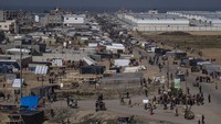 Laporan awal dari radio tentara Israel mengonfirmasi bahwa Israel telah melancarkan operasi darat di bagian utara Khan Younis. Warga pun melarikan diri dari pengeboman ke Rafah. AP/Fatima Shbair  
